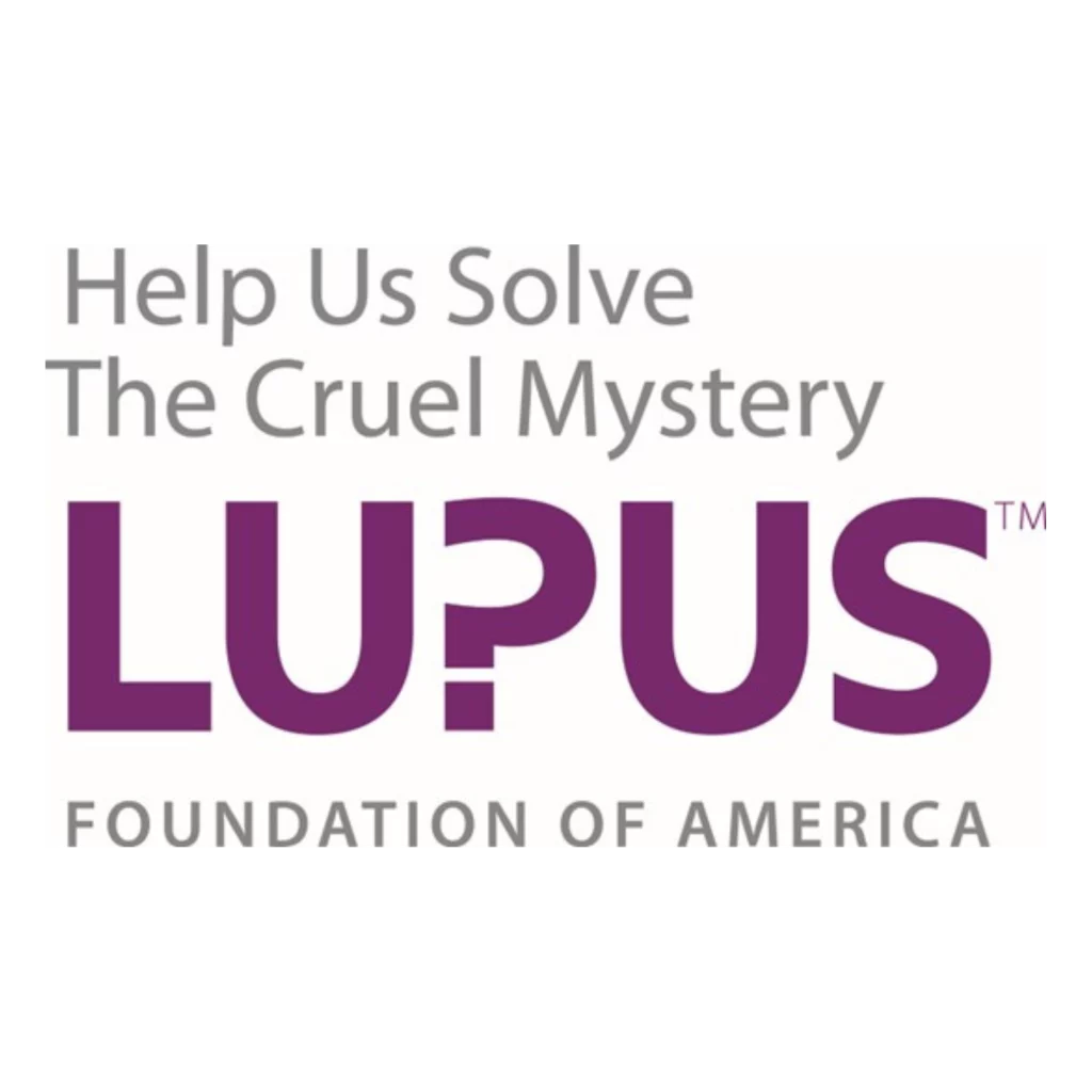 Logotipo de la Fundación Lupus de Estados Unidos. El texto en gris dice “Help Us Solve The Cruel Mystery”. El texto en morado dice “LU?US”. El texto en gris dice “Foundation of America”.