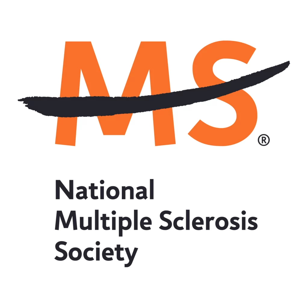 Logotipo de la National Multiple Sclerosis Society. Se traza una línea negra sobre las letras “MS” de color naranja. Debajo está escrito “National Multiple Sclerosis Society”.
