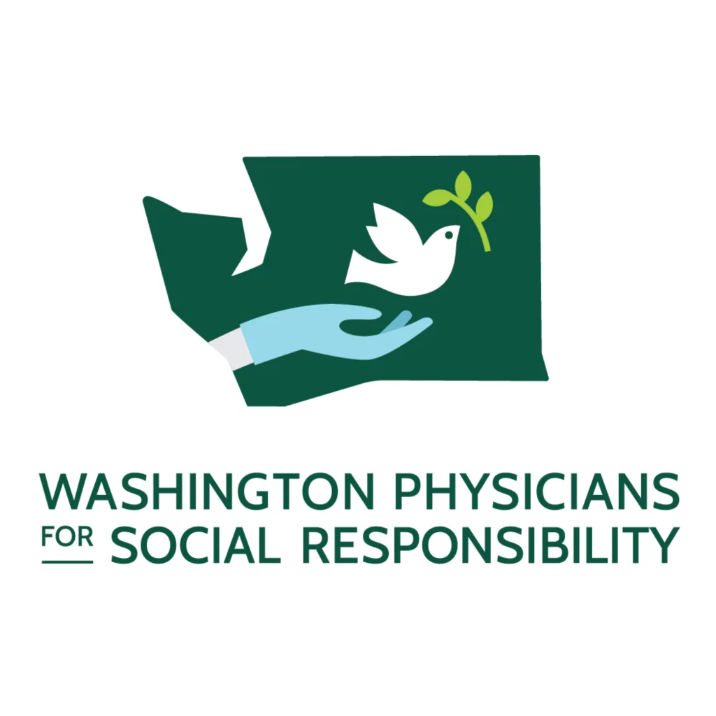 Logotipo de Washington Physicians for Social Responsibility. Un dibujo del estado de Washington en verde oscuro, con una mano con un guante azul con la palma hacia arriba sosteniendo una paloma blanca junto a un tallo de hoja verde. Debajo hay un texto que dice “Washington Physicians for Social Responsibility”.
